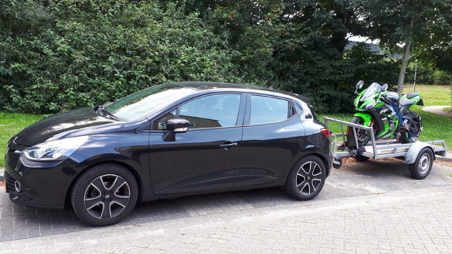 Auto met aanhanger motor